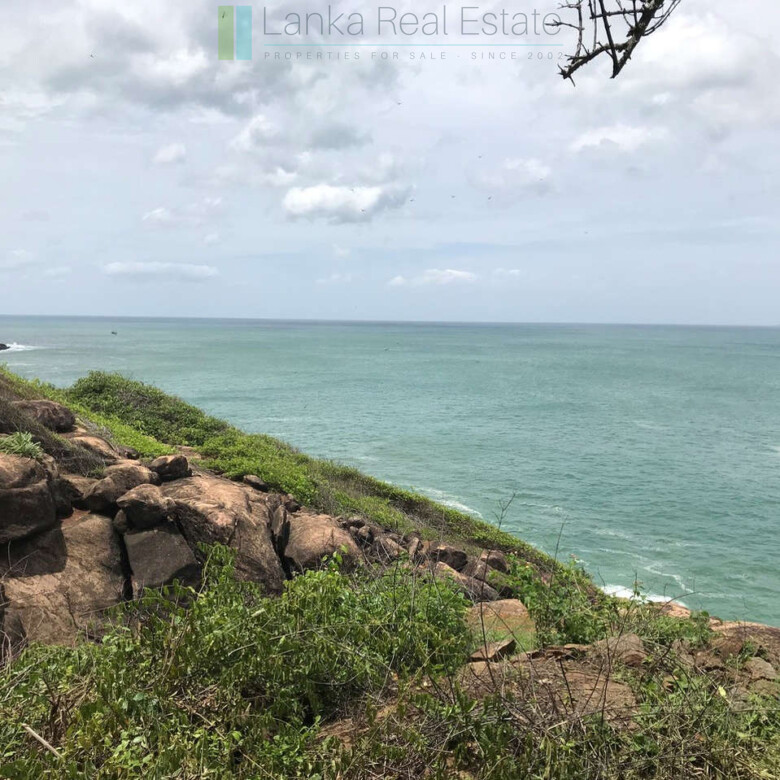 Huge clifftop development plot near Matara