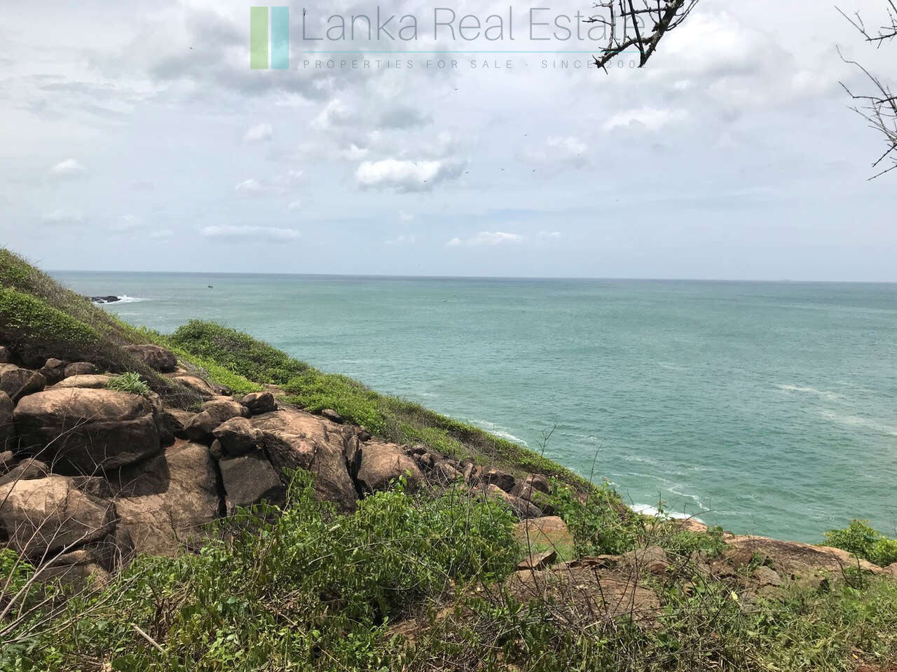 Huge clifftop development plot near Matara