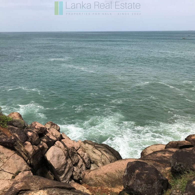 Huge clifftop development plot near Matara