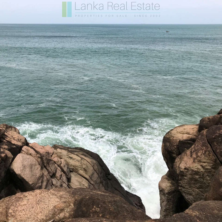 Huge clifftop development plot near Matara