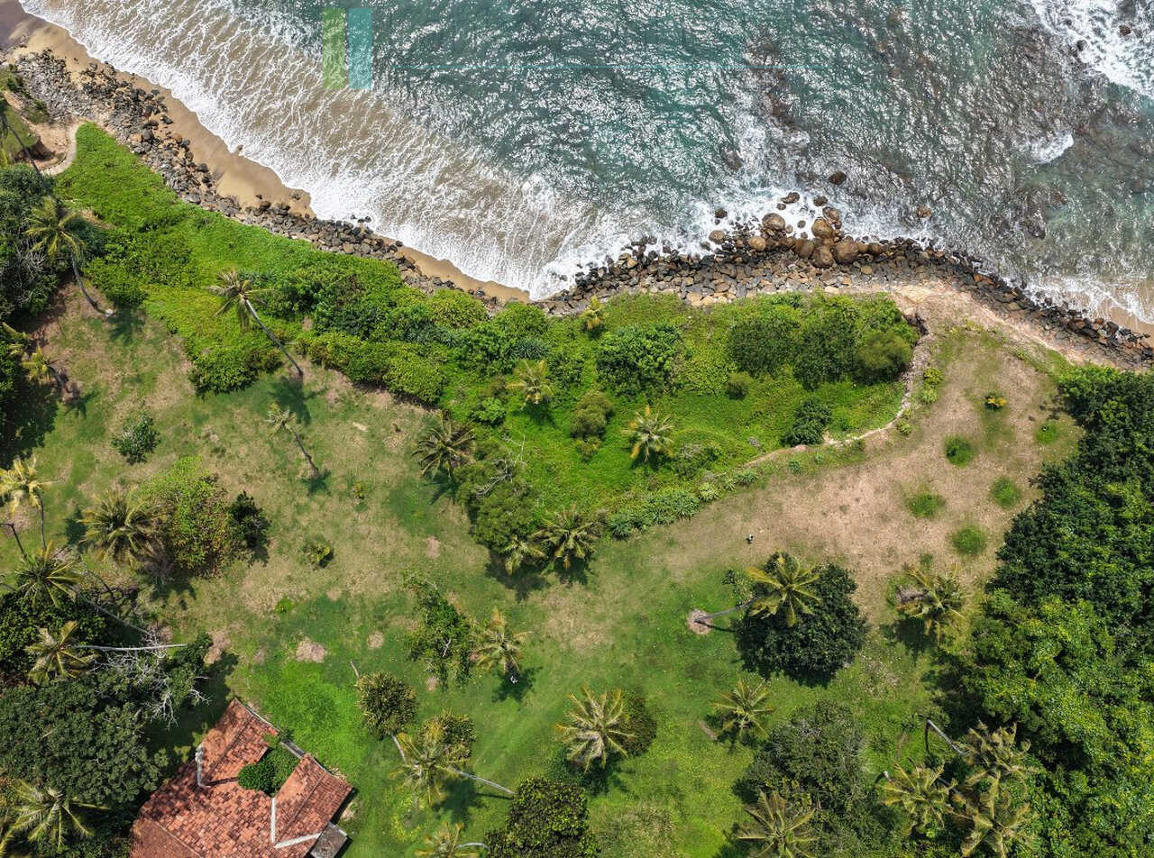 Lovely old house on enviable Weligama clifftop plot
