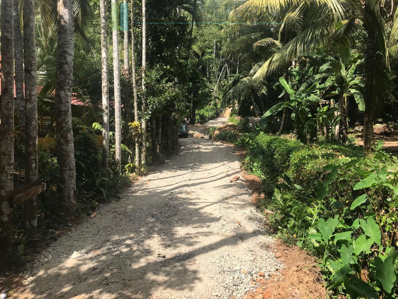 Five acre plot in Andugoda with easy access to coast