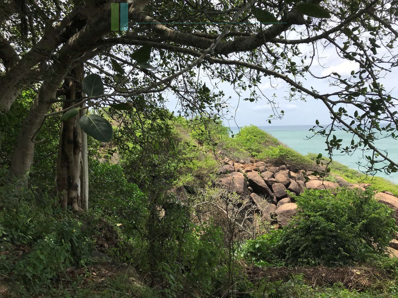 Huge clifftop development plot near Matara