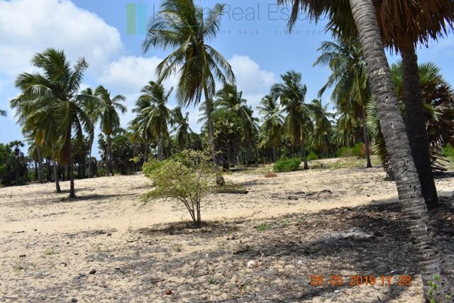 Six acres at a kite surfing location near Kalpitiya