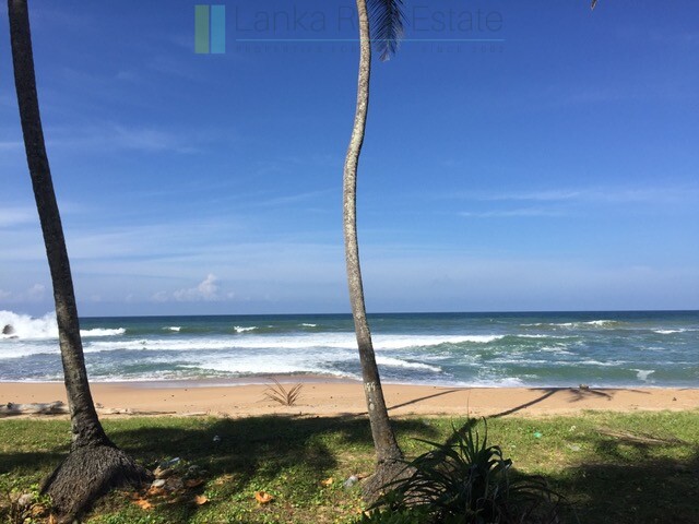 Large beachfront plot near Galle