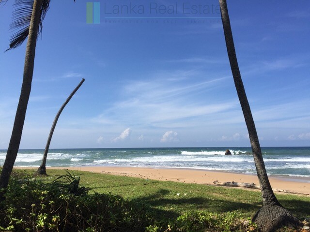 Large beachfront plot near Galle