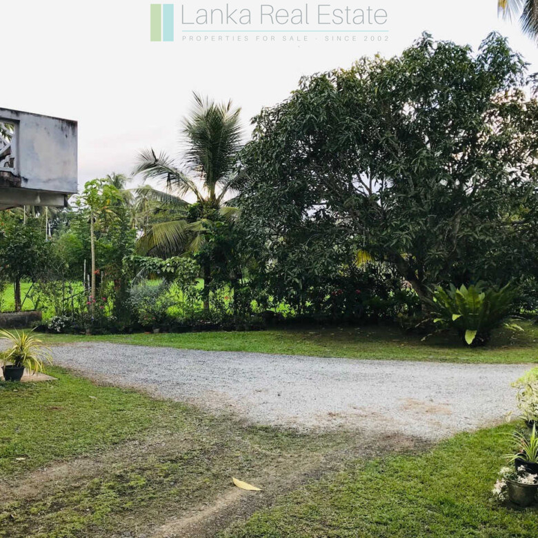 Old house with land in Unawatuna