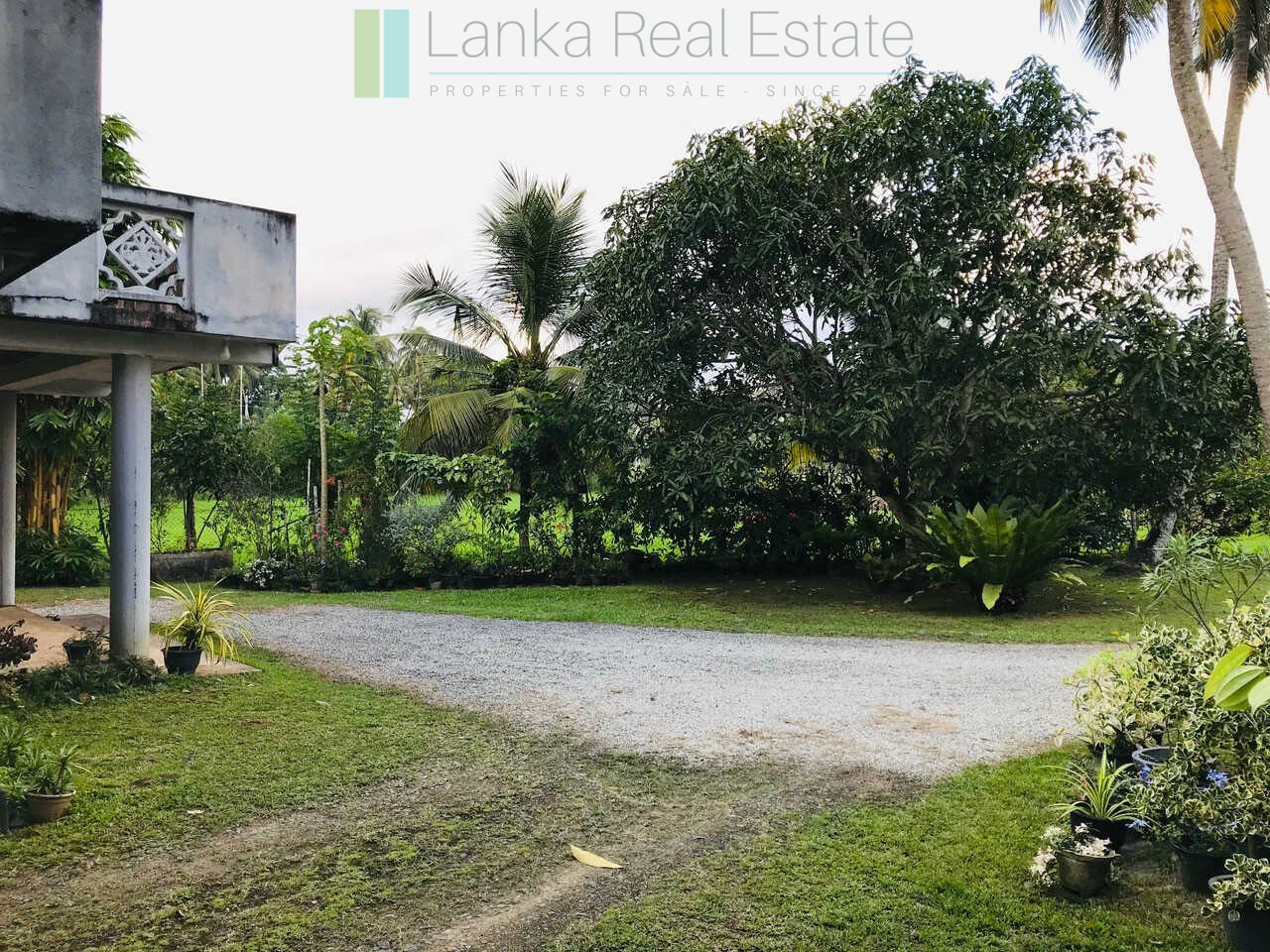 Old house with land in Unawatuna