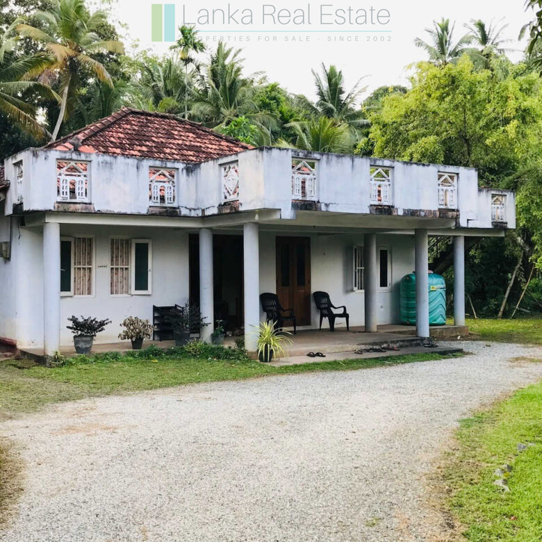 Old house with land in Unawatuna