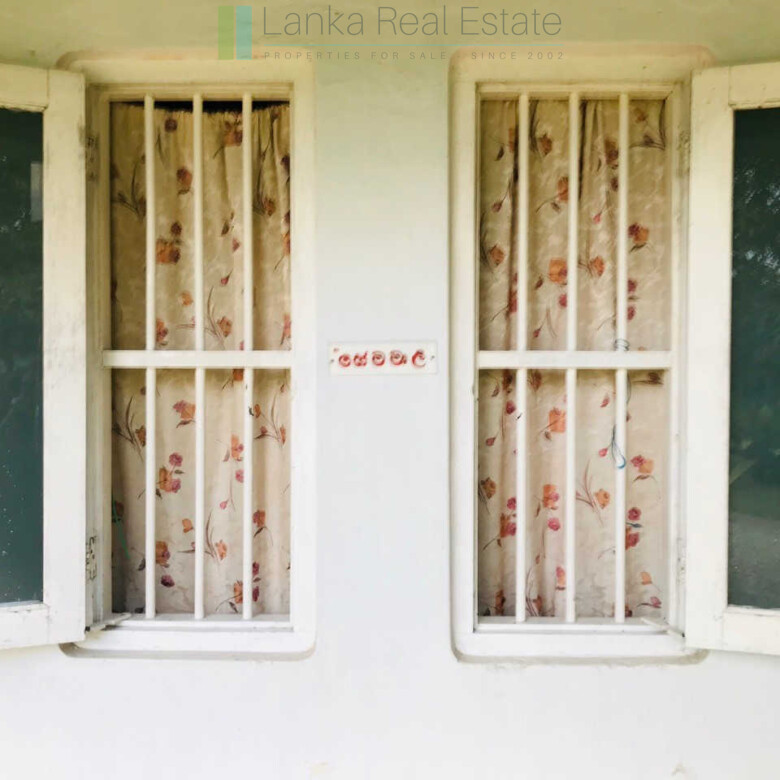 Old house with land in Unawatuna