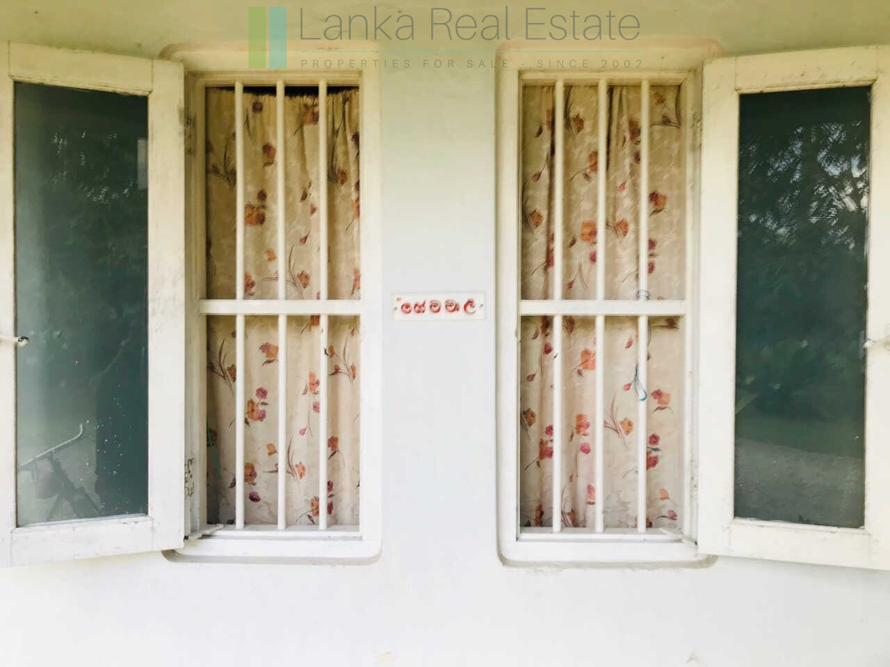 Old house with land in Unawatuna