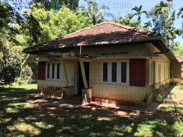 Old house on one acre development plot at Pilana near Galle