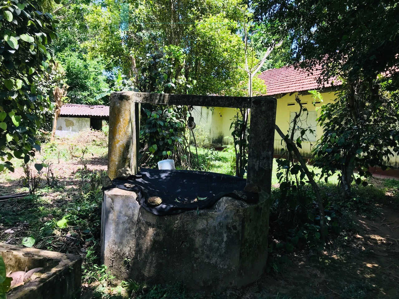 Old house on one acre development plot at Pilana near Galle