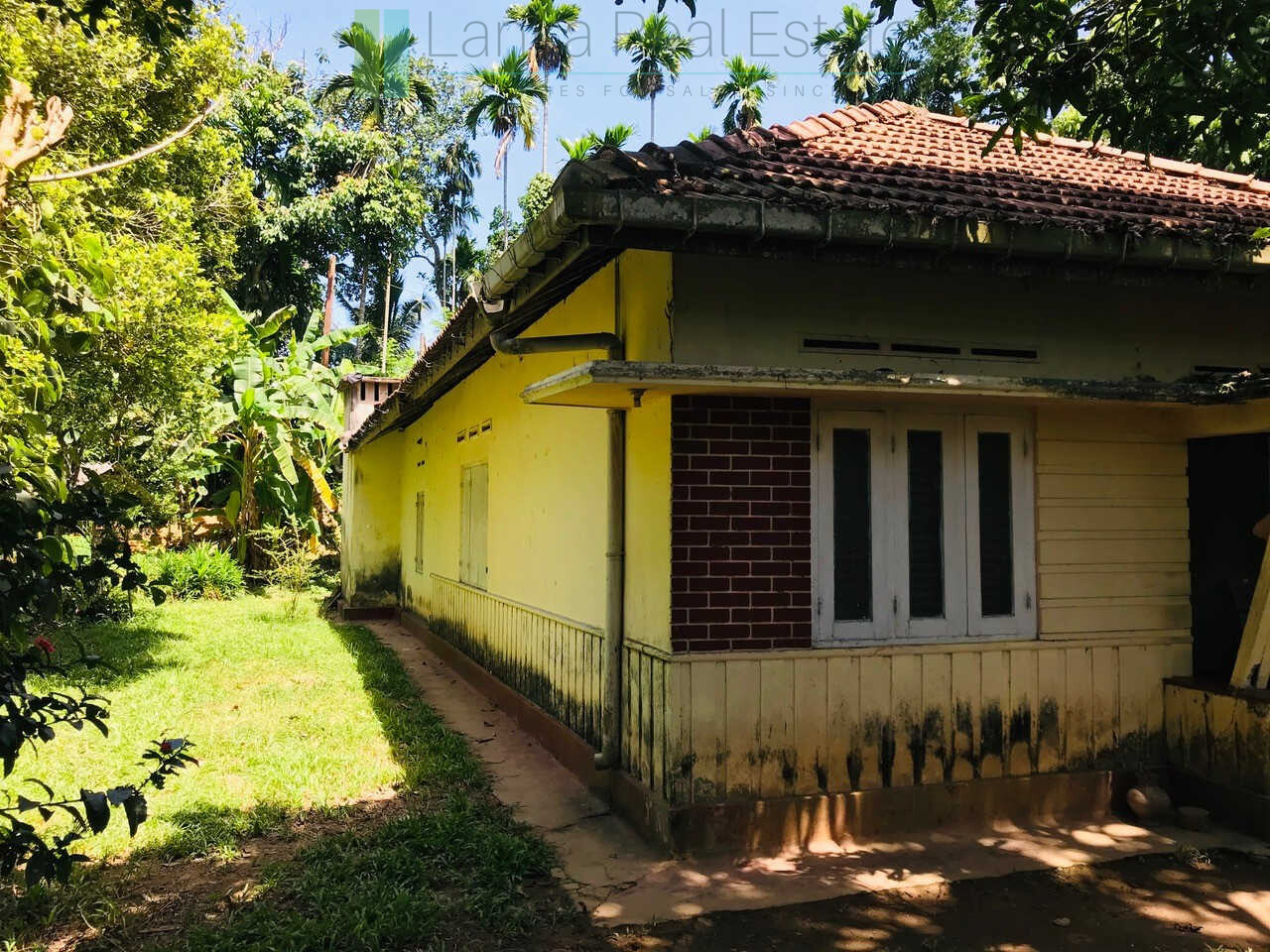 Old house on one acre development plot at Pilana near Galle