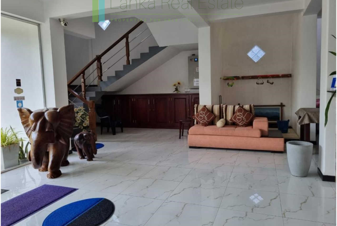 Eleven room Hikkaduwa hotel with potential for beach access
