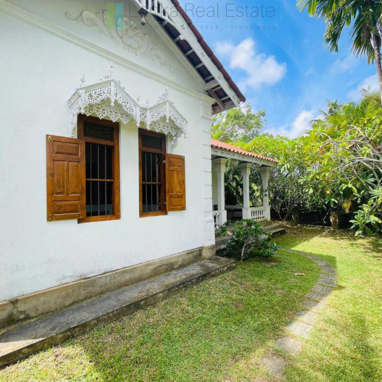 Attractive colonial villa in Hikkaduwa