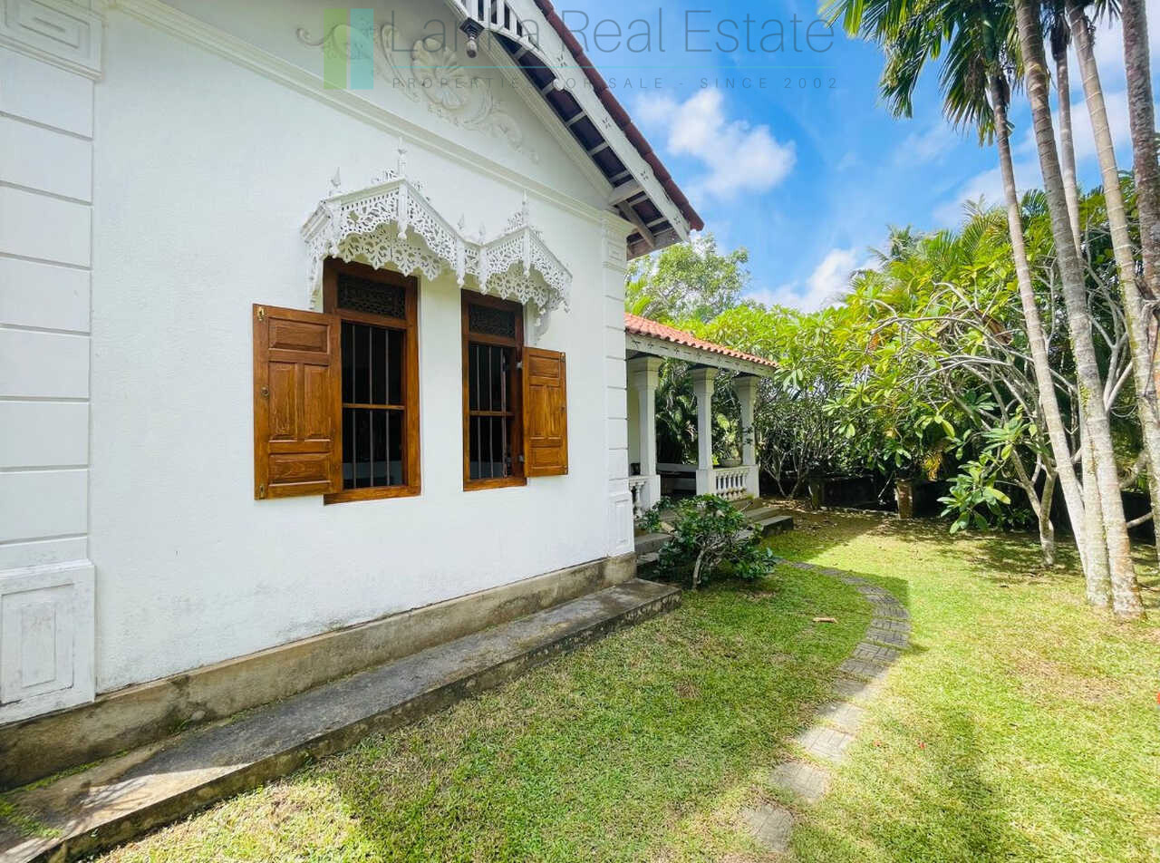 Attractive colonial villa in Hikkaduwa