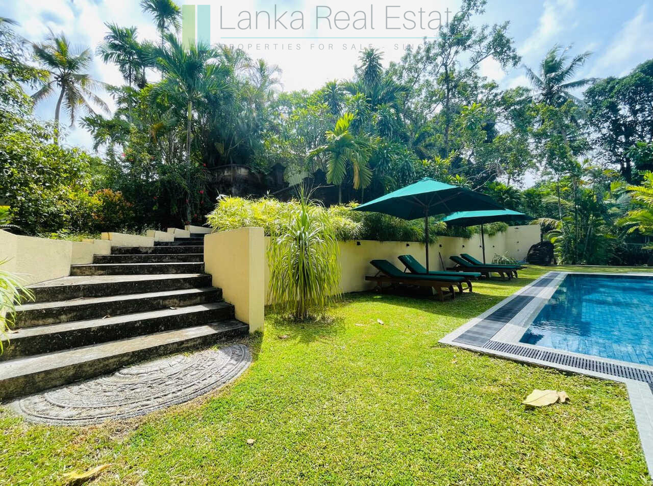 Attractive colonial villa in Hikkaduwa
