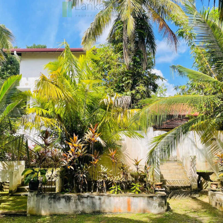 Attractive colonial villa in Hikkaduwa