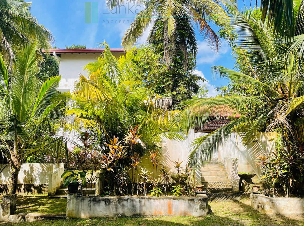 Attractive colonial villa in Hikkaduwa