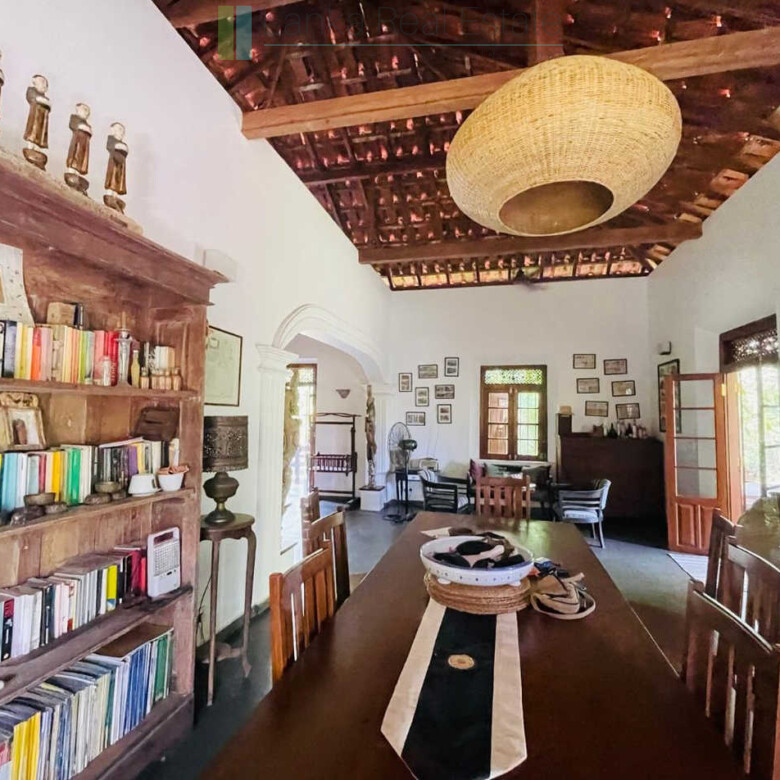 Attractive colonial villa in Hikkaduwa