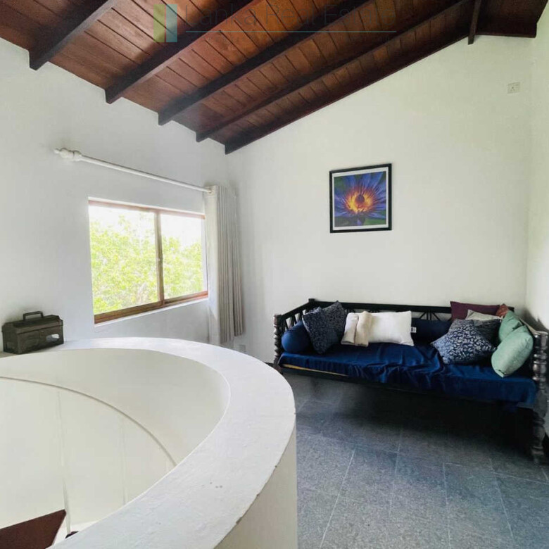 Attractive colonial villa in Hikkaduwa