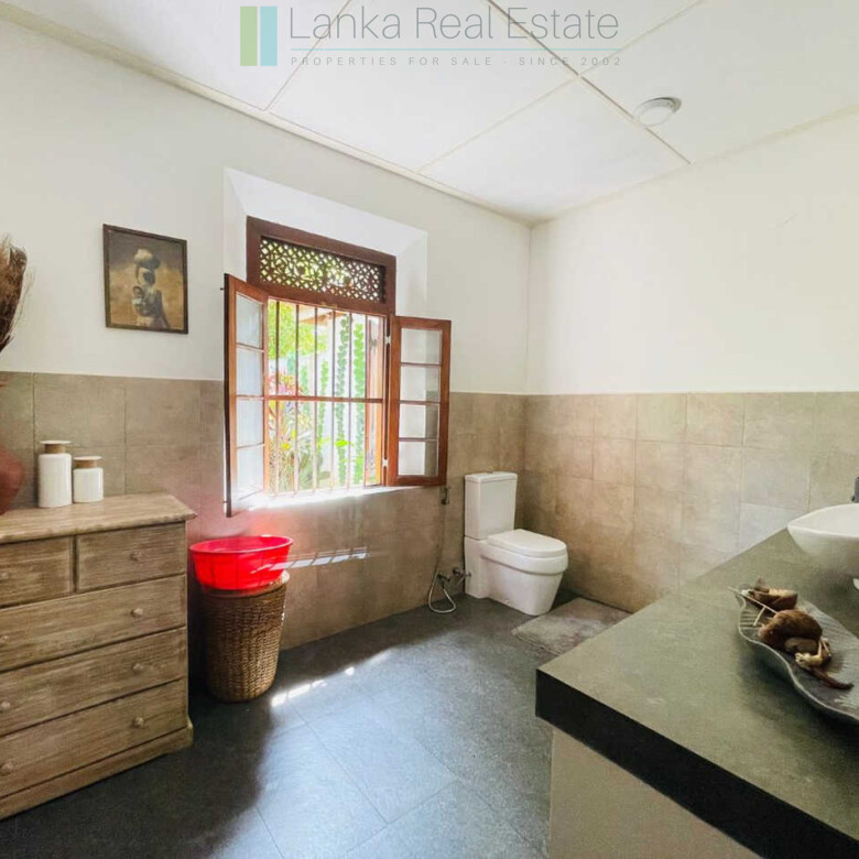 Attractive colonial villa in Hikkaduwa