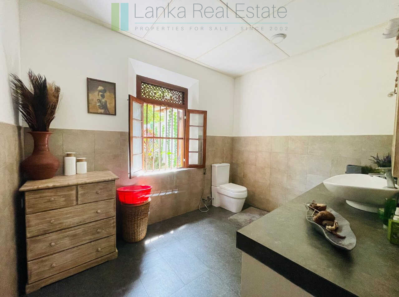 Attractive colonial villa in Hikkaduwa