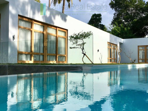 Immaculately presented modernist villa