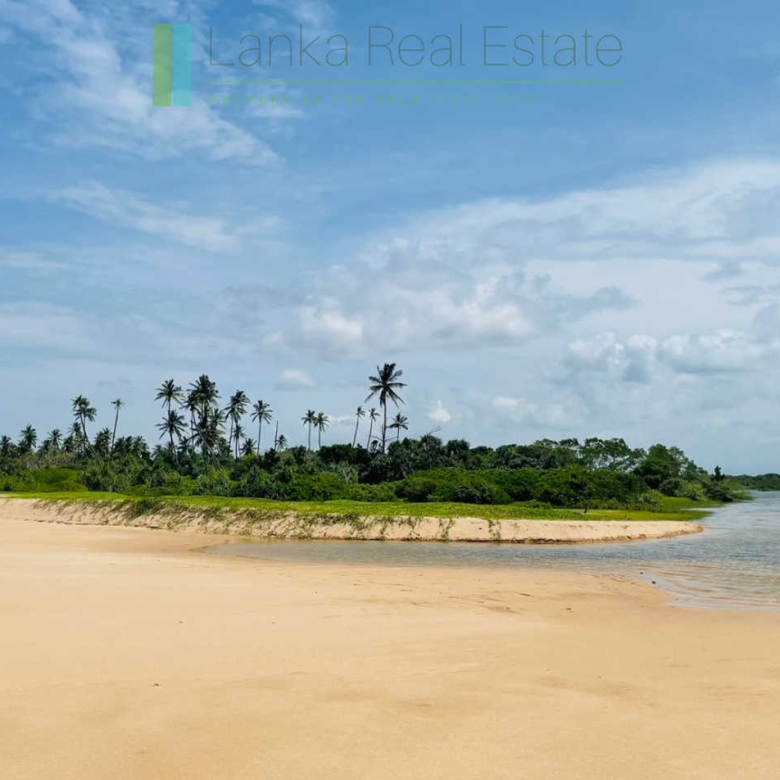 Elevated oceanfront on the lagoon at Ranna