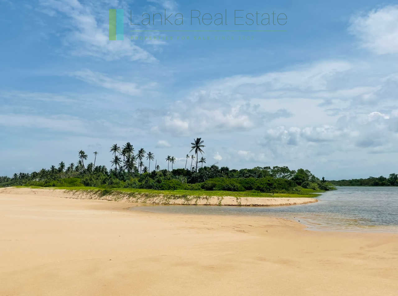 Elevated oceanfront on the lagoon at Ranna