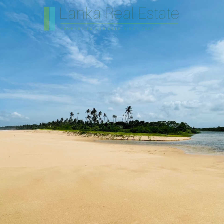 Elevated oceanfront on the lagoon at Ranna