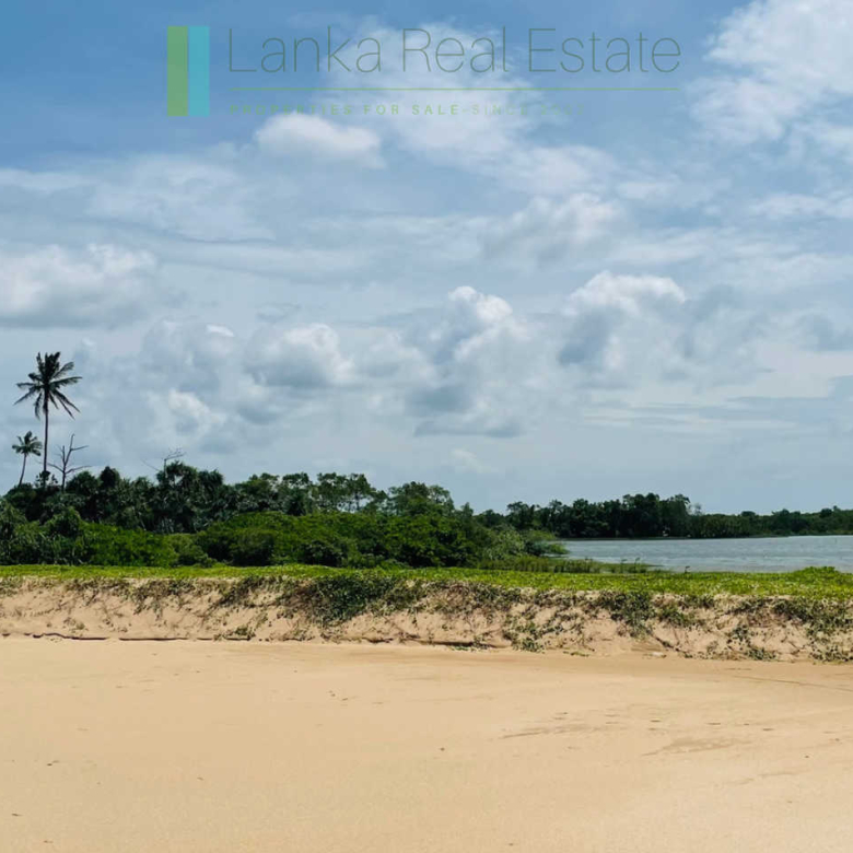 Elevated oceanfront on the lagoon at Ranna