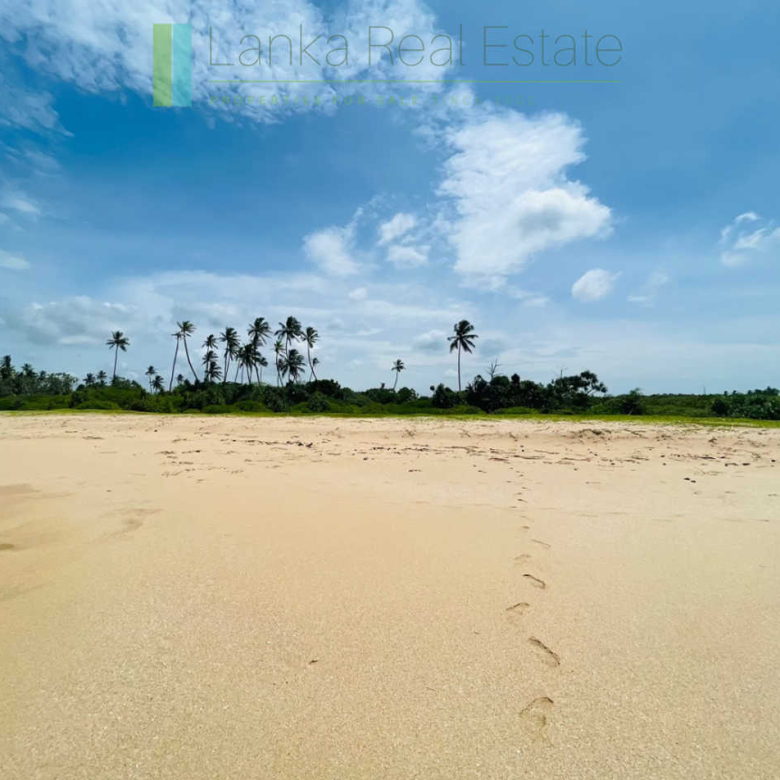 Elevated oceanfront on the lagoon at Ranna