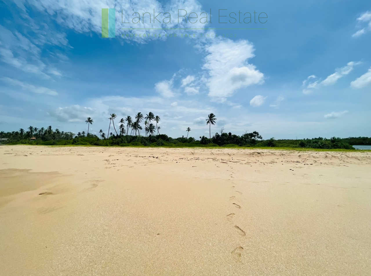 Elevated oceanfront on the lagoon at Ranna