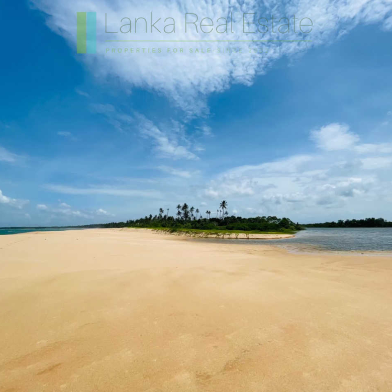 Elevated oceanfront on the lagoon at Ranna