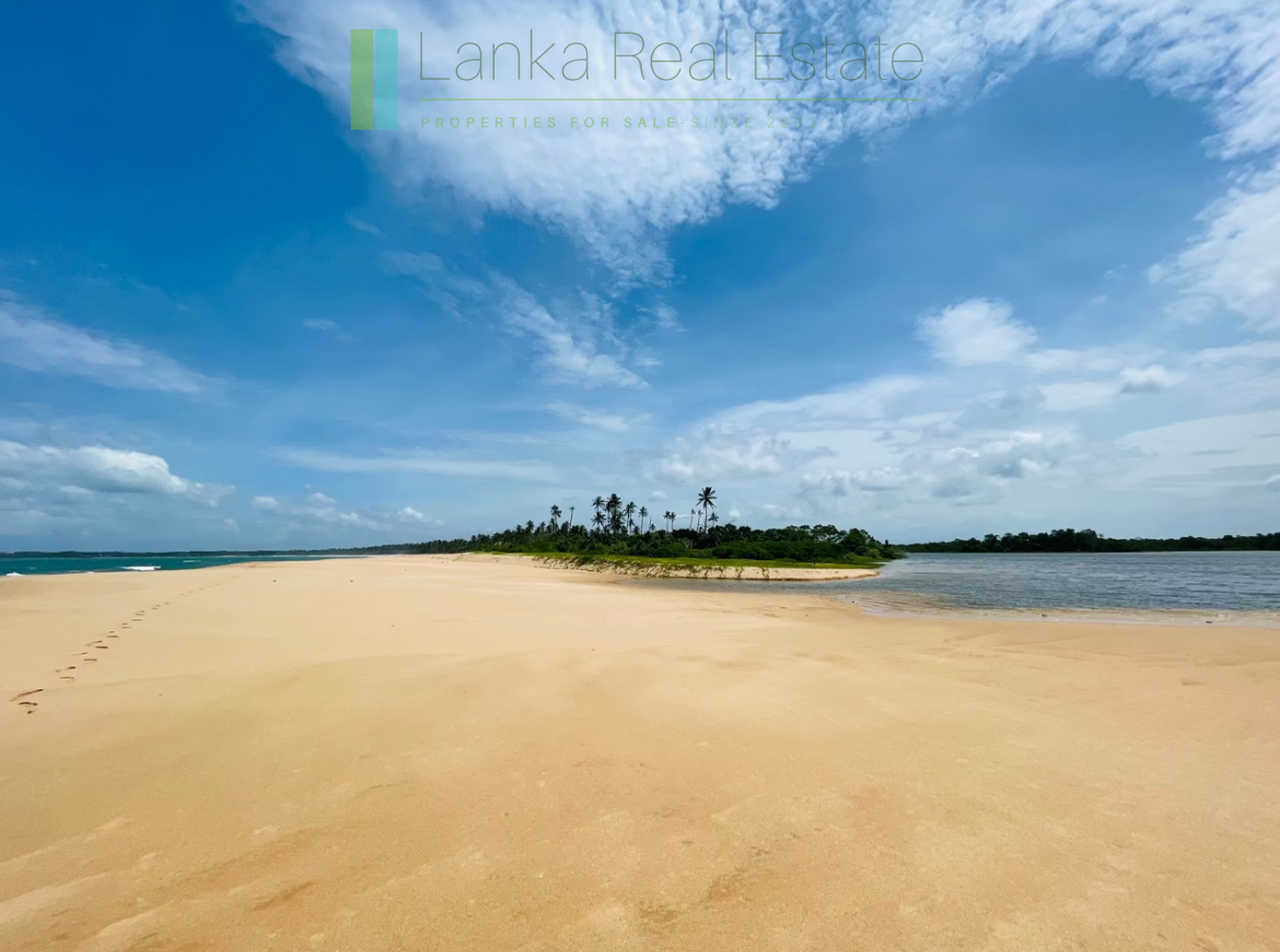 Elevated oceanfront on the lagoon at Ranna