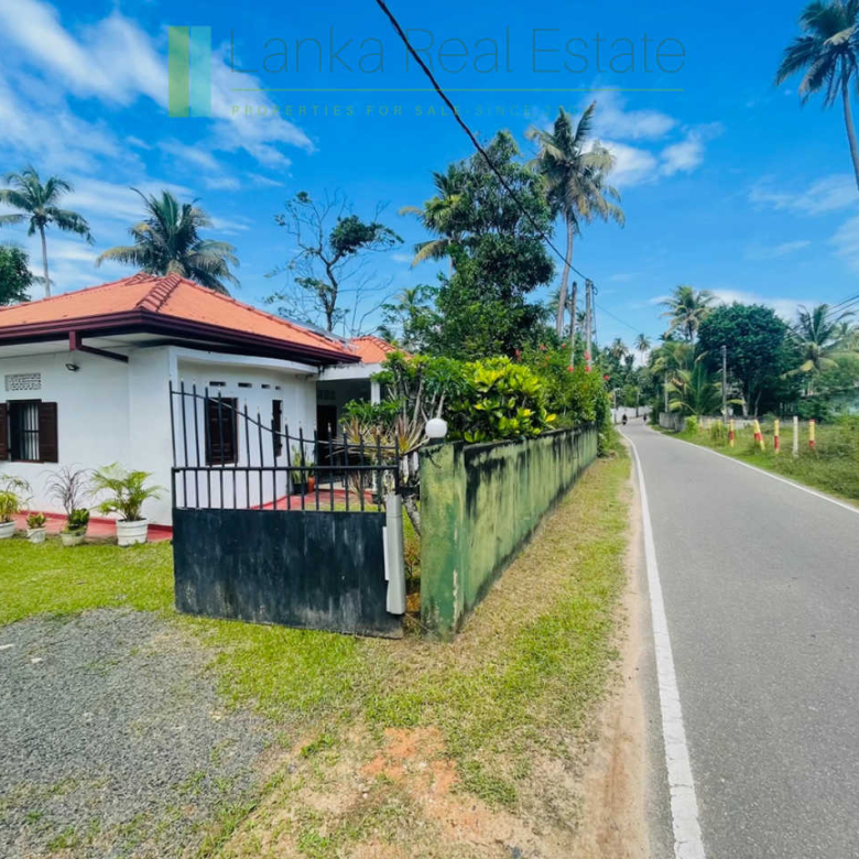 Lagoon-front house near the beach in Ahangama