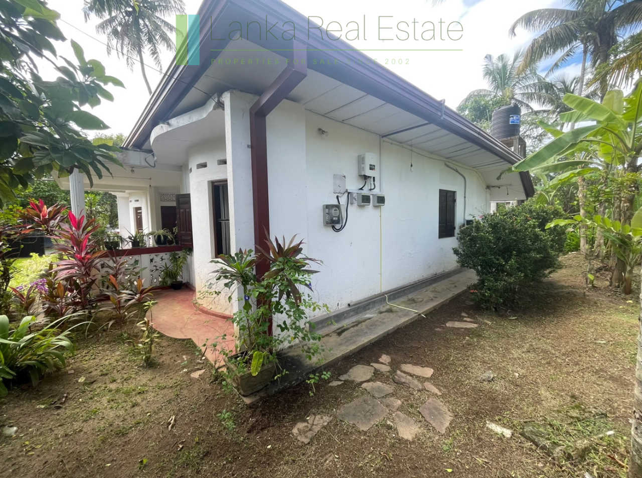 Lagoon-front house near the beach in Ahangama