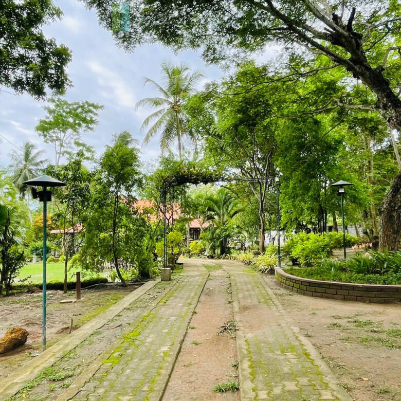 Lodge and cabana on two acres near Tangalle