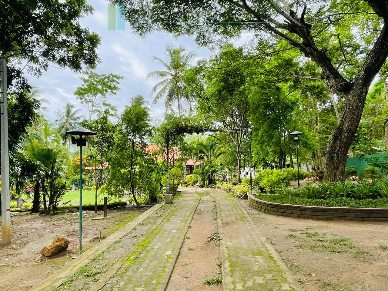 Lodge and cabana on two acres near Tangalle