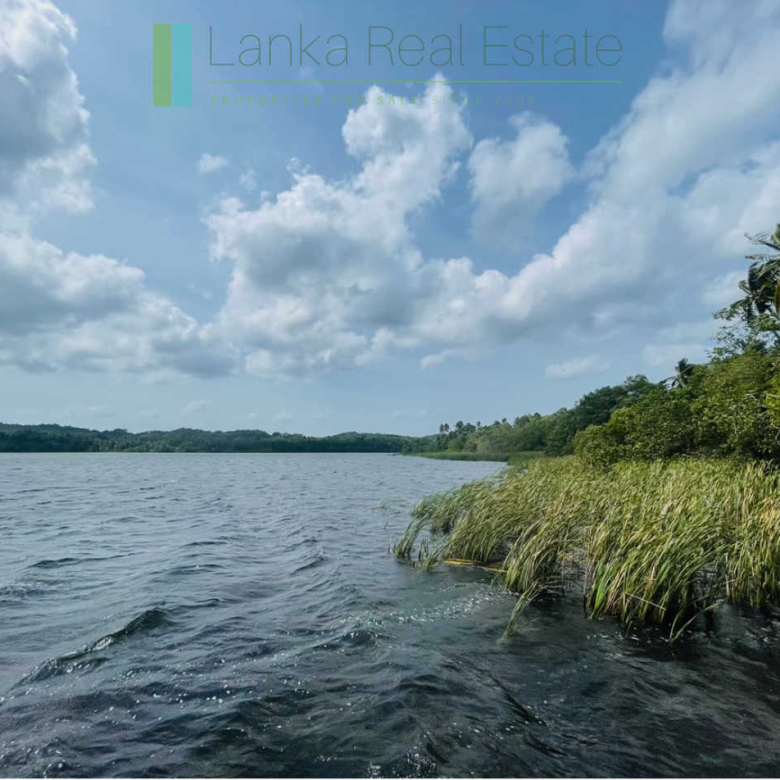 Lagoon-front house with private jetty