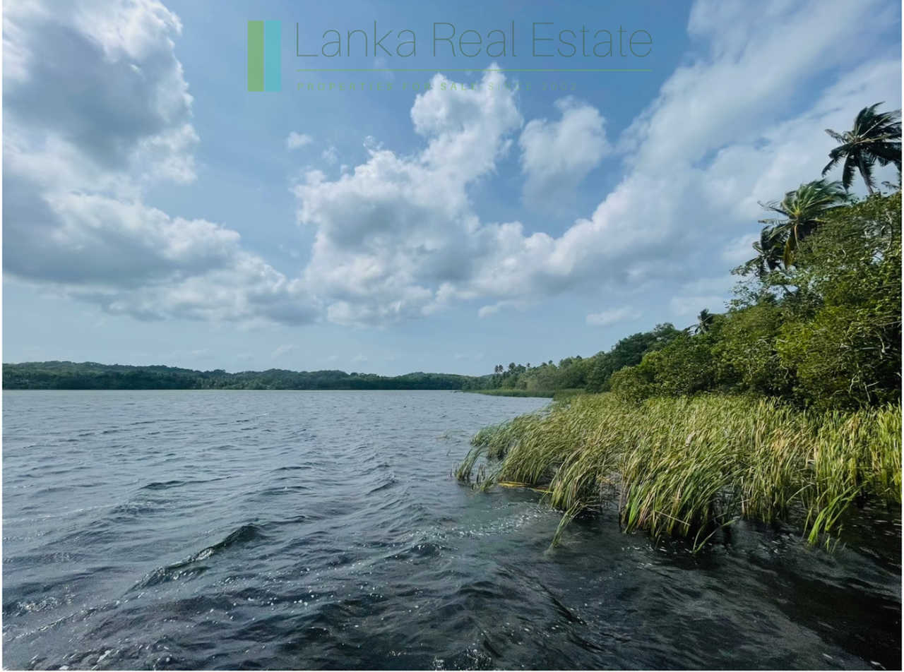 Lagoon-front house with private jetty