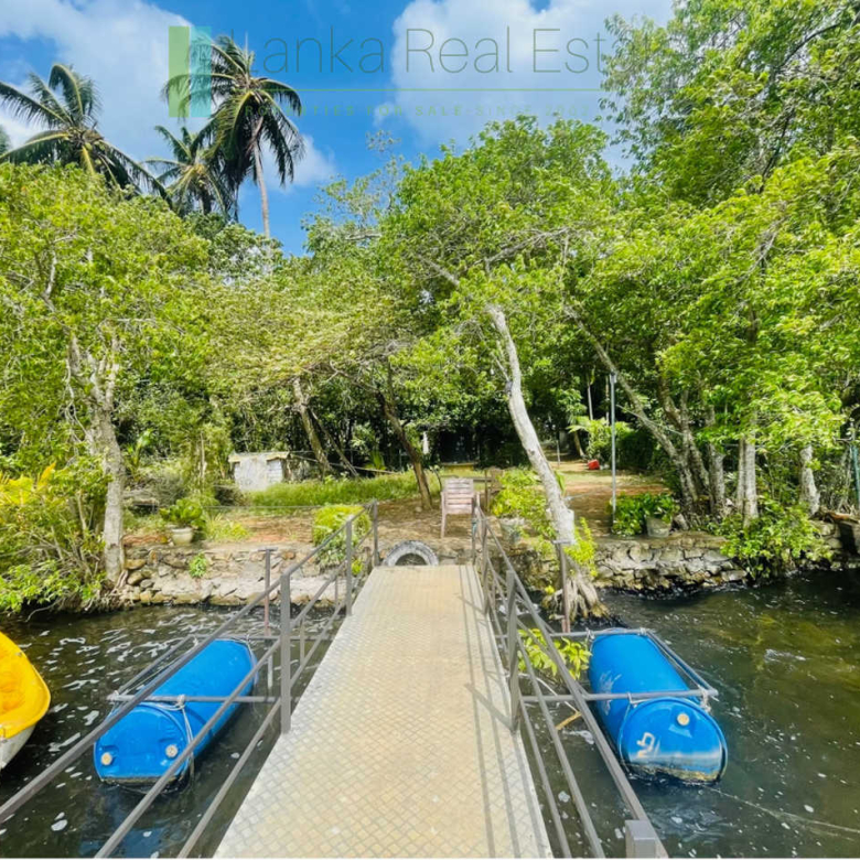Lagoon-front house with private jetty