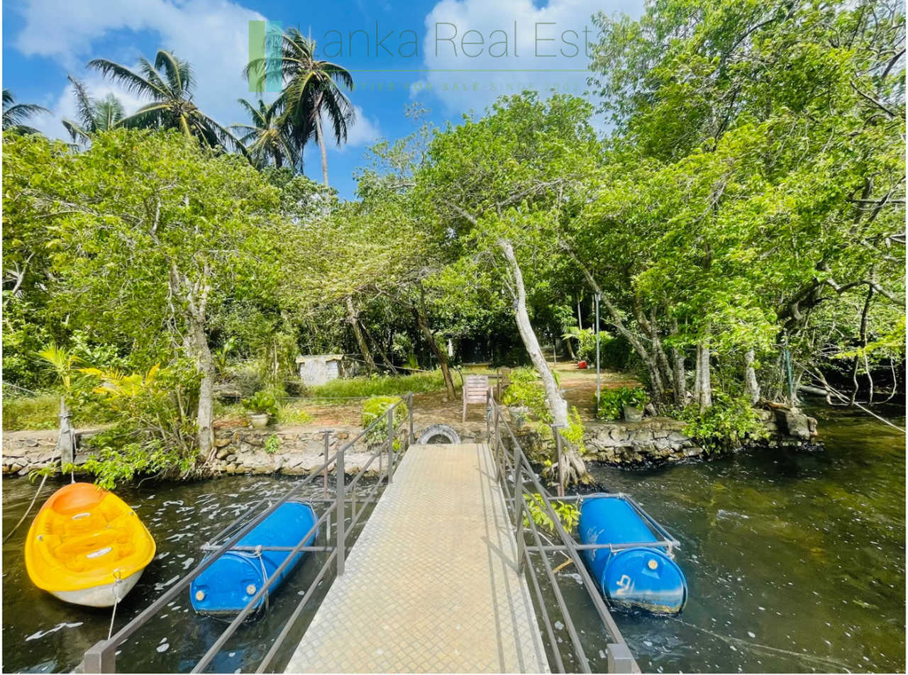 Lagoon-front house with private jetty