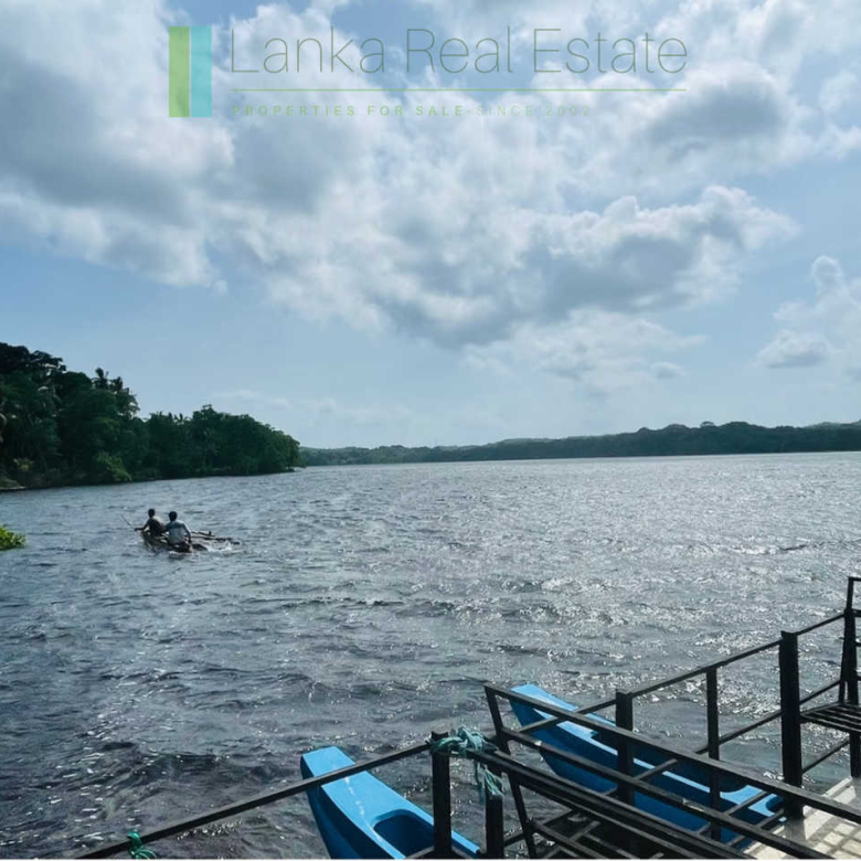 Lagoon-front house with private jetty