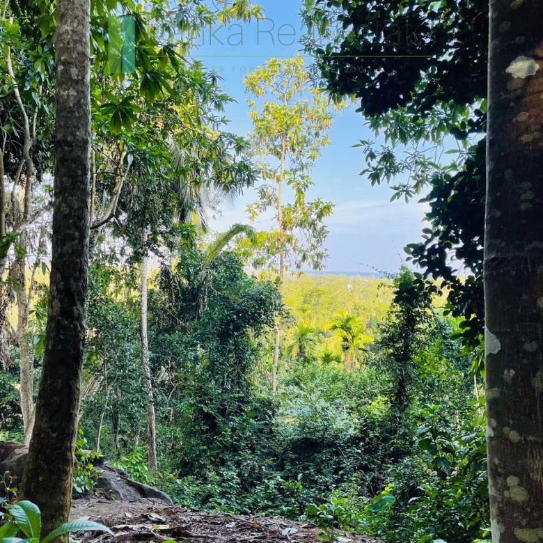 One acre with ocean views at Habaraduwa