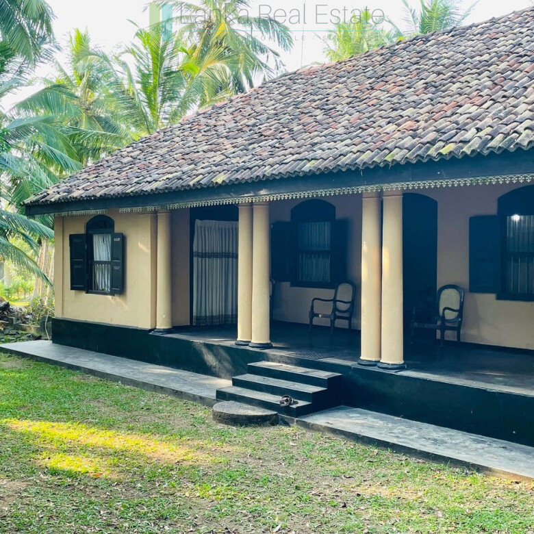 Traditional style house two minutes from the beach