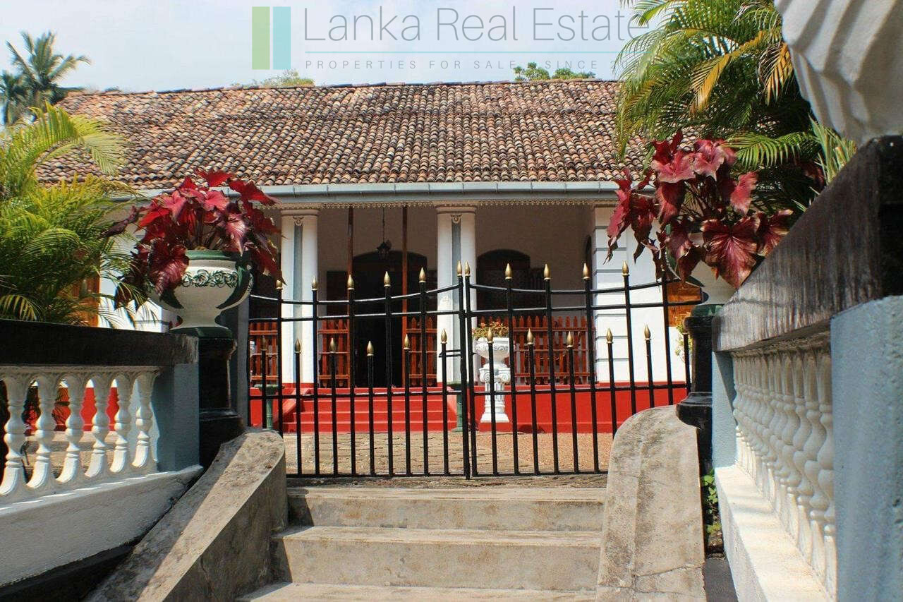 Four bedroom heritage house in Habaraduwa