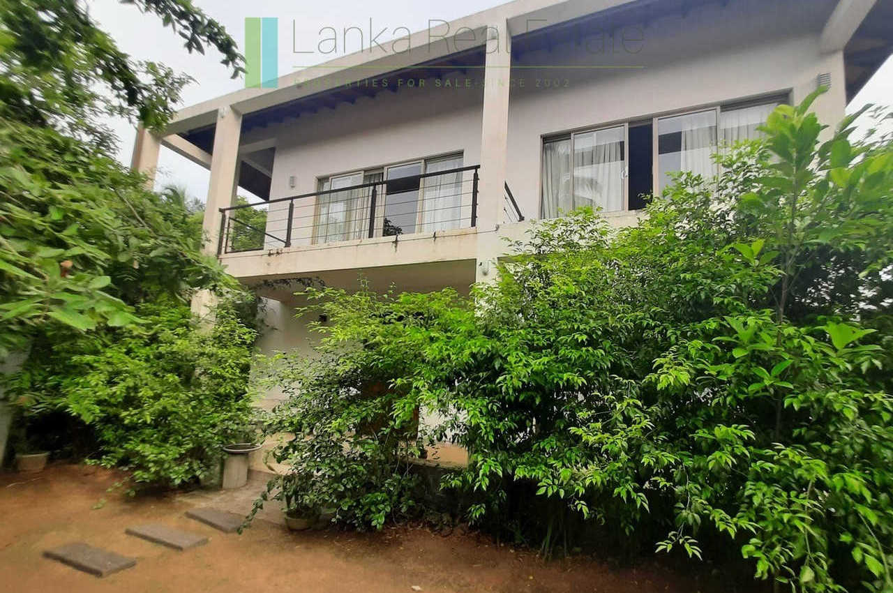 Modern villa near the beach between Colombo and Negombo